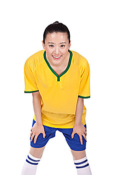 一个穿足球队服的女青年