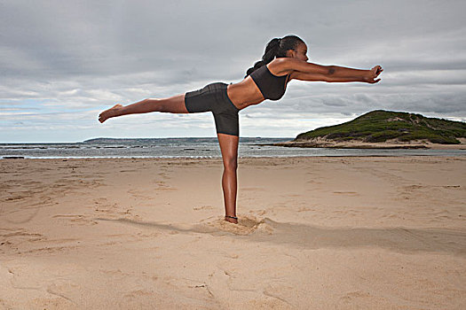美女,练习,瑜珈,单腿站立,海滩