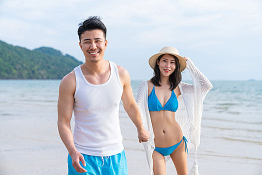快樂的年輕情侶在海邊