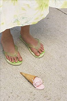 特写,脚,冰淇淋蛋卷,地上