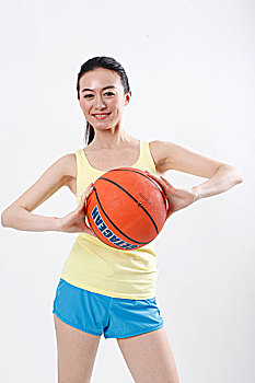 一个拿着篮球的青年女士
