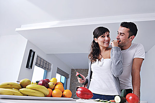 高兴,年轻,情侣,开心,现代,厨房,室内,准备,新鲜水果,蔬菜,沙拉