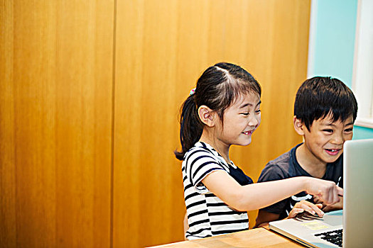 两个孩子,分享,笔记本电脑