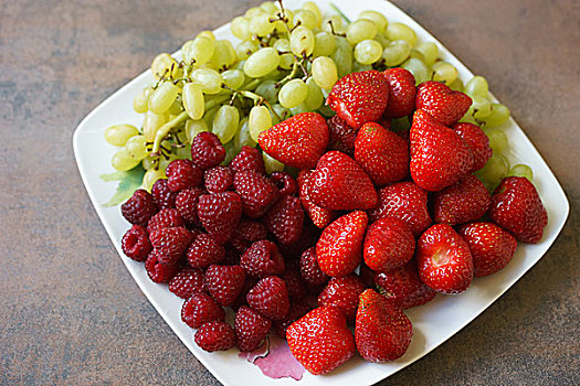 混合,草莓,树莓,葡萄,盘子,俯视