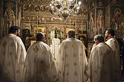 牧师,僧侣,拿着,东正教,服务,复活节,夏娃,午夜,早晨,寺院,罗马尼亚