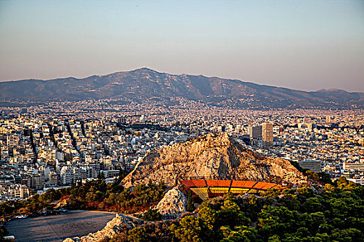 希腊雅典吕卡维多斯山上远眺雅典古城