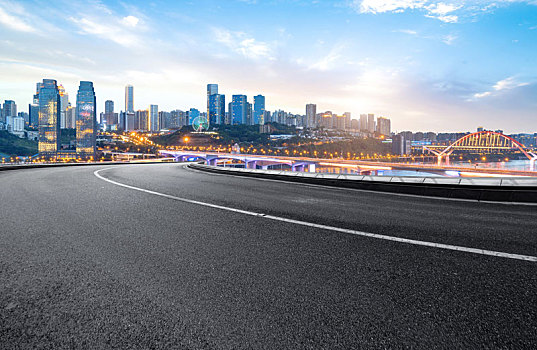 汽车广告背景,公路和现代城市天际线