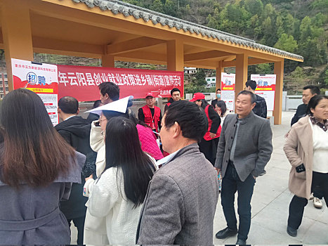 重庆市云阳县的党员干部在农村基层发展产业