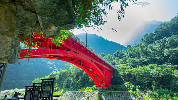 台湾花莲太鲁阁风景区砂卡礑溪上的红色铁桥