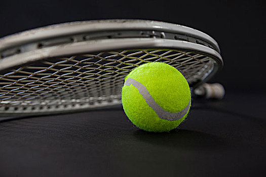特写,球,银,网球拍,黑色背景
