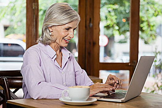 愉悦,老年,女人,使用笔记本,电脑,坐,咖啡,店