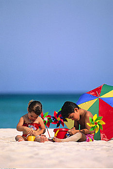 孩子,泳衣,坐,海滩,桶,纸风车