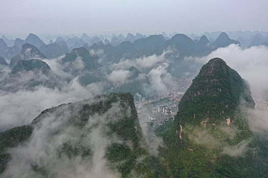 雨后的的喀斯特地貌风光更妖娆