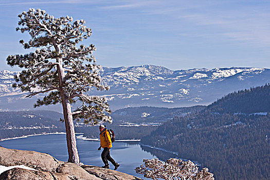 一个,男人,远足,过去,高处,湖,雪,白天,加利福尼亚