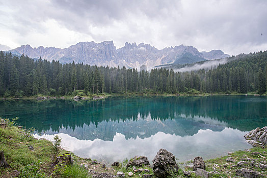 意大利多洛米蒂山区著名景点卡雷扎湖lago,di,carezza阴雨天时的迷人风景