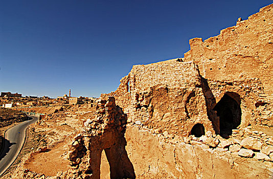 libya,nalut,road,towards,ruined,castle