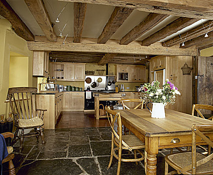 黄色,厨房,就餐区,吊顶,木质,柜子,餐桌,椅子,石板,地面