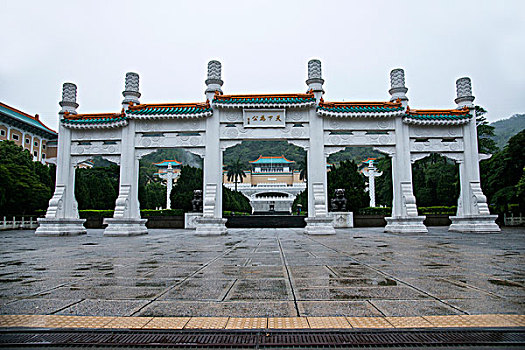 台湾台北市雨后的故宫博物院牌坊