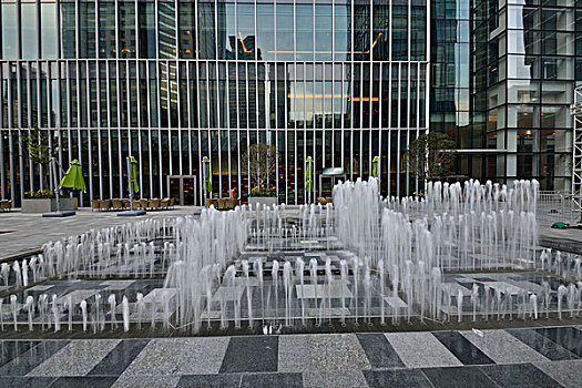 现代大楼喷水池