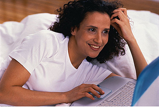 女人,躺着,床,使用笔记本,电脑