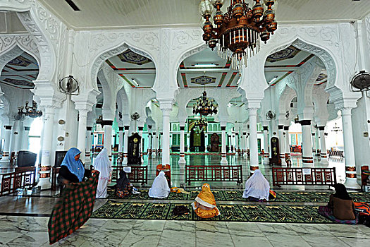 indonesia,sumatra,banda,aceh,women,with,veil,praying,at,baiturrahman,grand,mosque,mesjid,raya