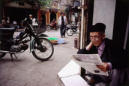 越南,河内,老人,坐,入口,读,越南人,报纸