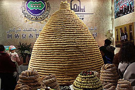 巨型馓子亮相哈密食品博览会