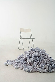 做废的草稿纸和椅子