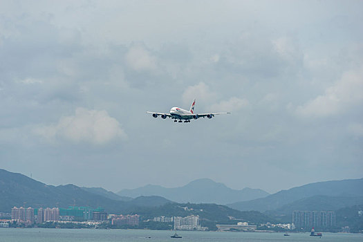 一架英国航空的空客a380客机正降落在香港国际机场