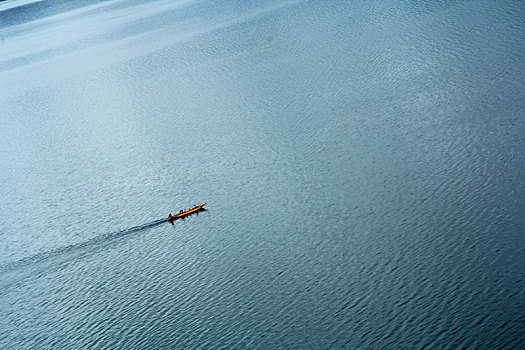 泛游在泸沽湖上的小船