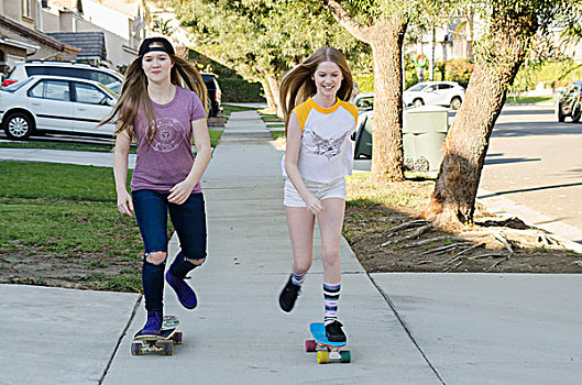 两个,青少年,玩滑板,姐妹,滑板,人行道