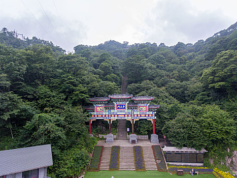 航拍河南洛阳栾川老君山中天门牌坊中天门广场