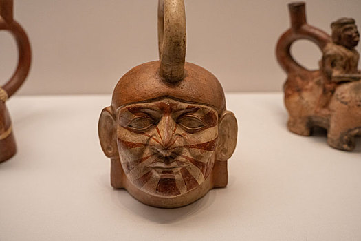 秘鲁中央银行附属博物馆莫切文化肖像马镫口陶瓶