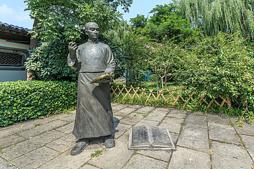 清代诗人王渔洋青铜塑像,中国山东省济南市大明湖畔秋柳园前