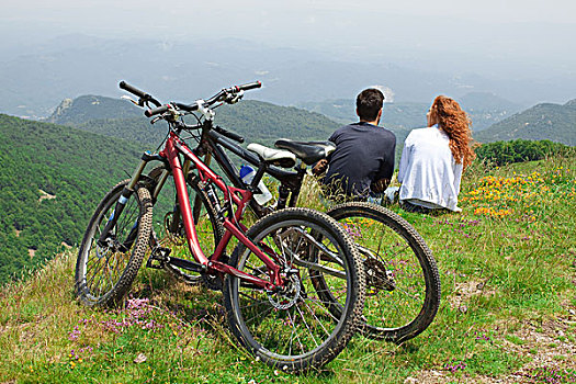 坐,夫妇,一起,山,观景,自行车停放,后面