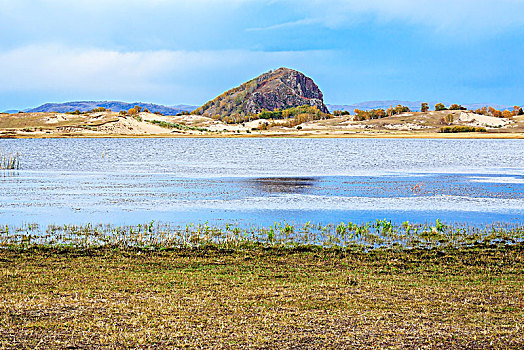 草原湖泊风景