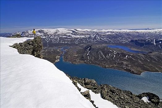 远足者,站立,积雪,石头,看,上方,浩大,风景,山峦,湖,尤通黑门山,国家公园,奥普兰,挪威