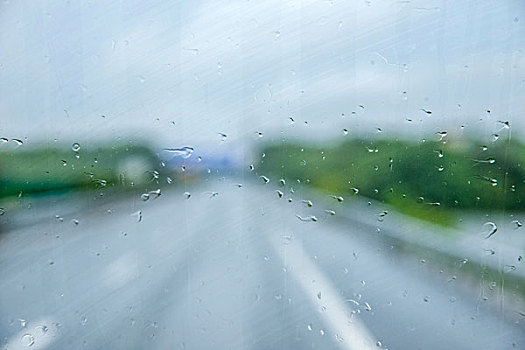 重庆至长沙在雨中g75高速公路