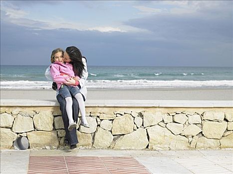 母女,6-8岁,坐,墙壁,海滩