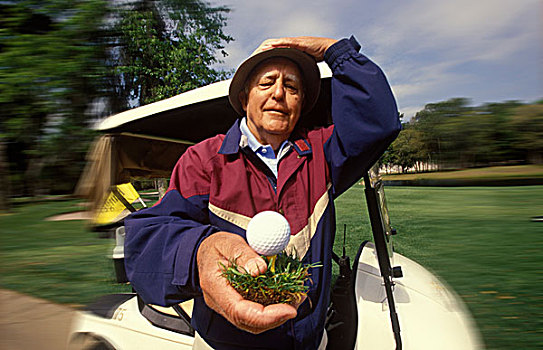老人,高尔夫,拿着,一块草皮,草皮断片,球,球座,看,烦乱,地产