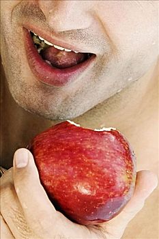 特写,男青年,吃,苹果