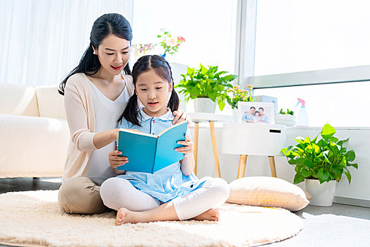 小女孩和媽媽一起看書