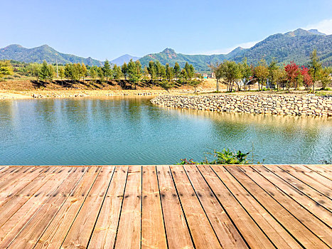 低视角拍摄的木板,湖畔与乡村风光