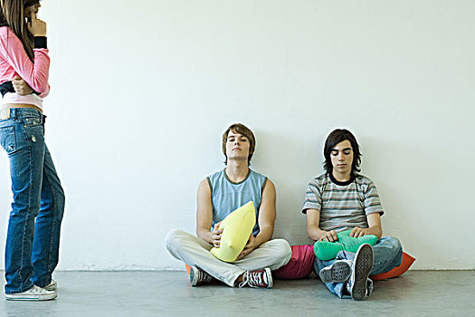 两个,青少年,坐在地板上,少女,站立