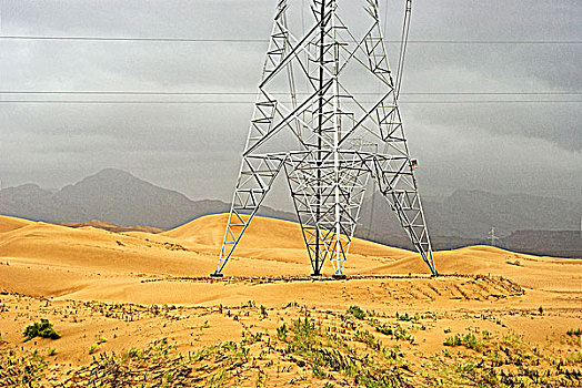 中国西部沙漠中的电塔