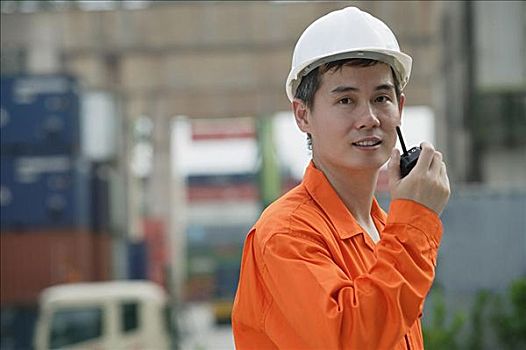 建筑工人,交談,步話機