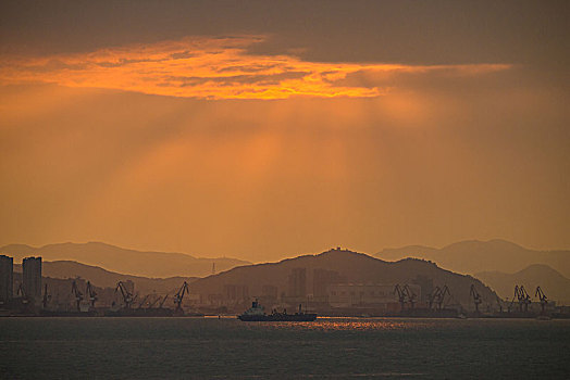夕阳下海港