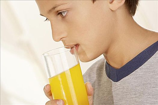 特写,男孩,拿着,玻璃,橙汁