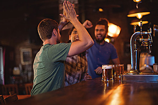 群体,男性,朋友,给,击掌相庆,相互,看,足球赛,酒吧