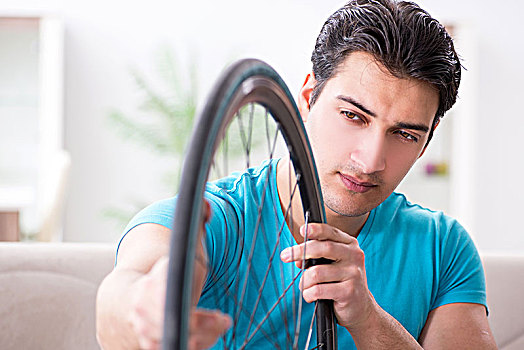 男青年,修理,自行车,在家